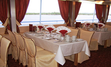 El Restaurante Principal tiene amplios ventanales para que disfrute del paisaje mientras come MS TOLSTOY CRUCEROS RUSIA MOSCU PANAVISION OFERTA ZARES